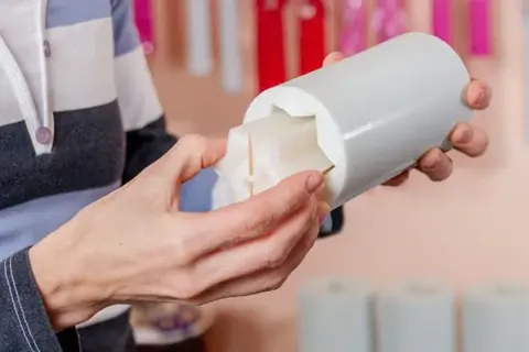 در آوردن شمع از قالب