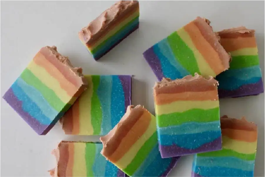 ساخت صابون دست ساز رنگین کمانی